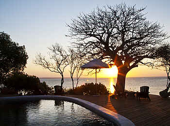 Azura Quilalea: Sonnenuntergang am Pool Azura Quilalea: Sonnenuntergang am Pool