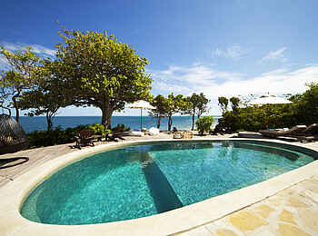 Azura Quilalea: Swimmingpool Azura Quilalea: Swimmingpool