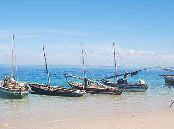 Azura Quilalea: Dhows am Strand Azura Quilalea: Dhows am Strand