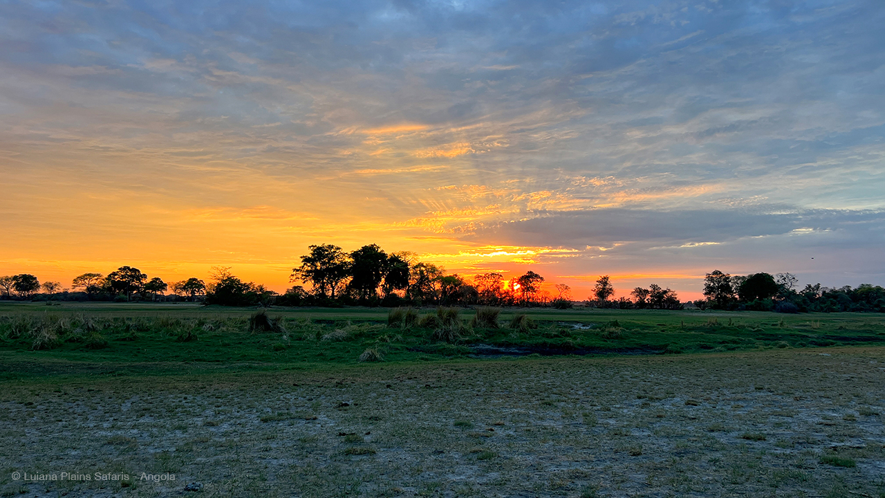 Luiana Plains Expedition Camp: Sonnenuntergang über den weiten Ebenen