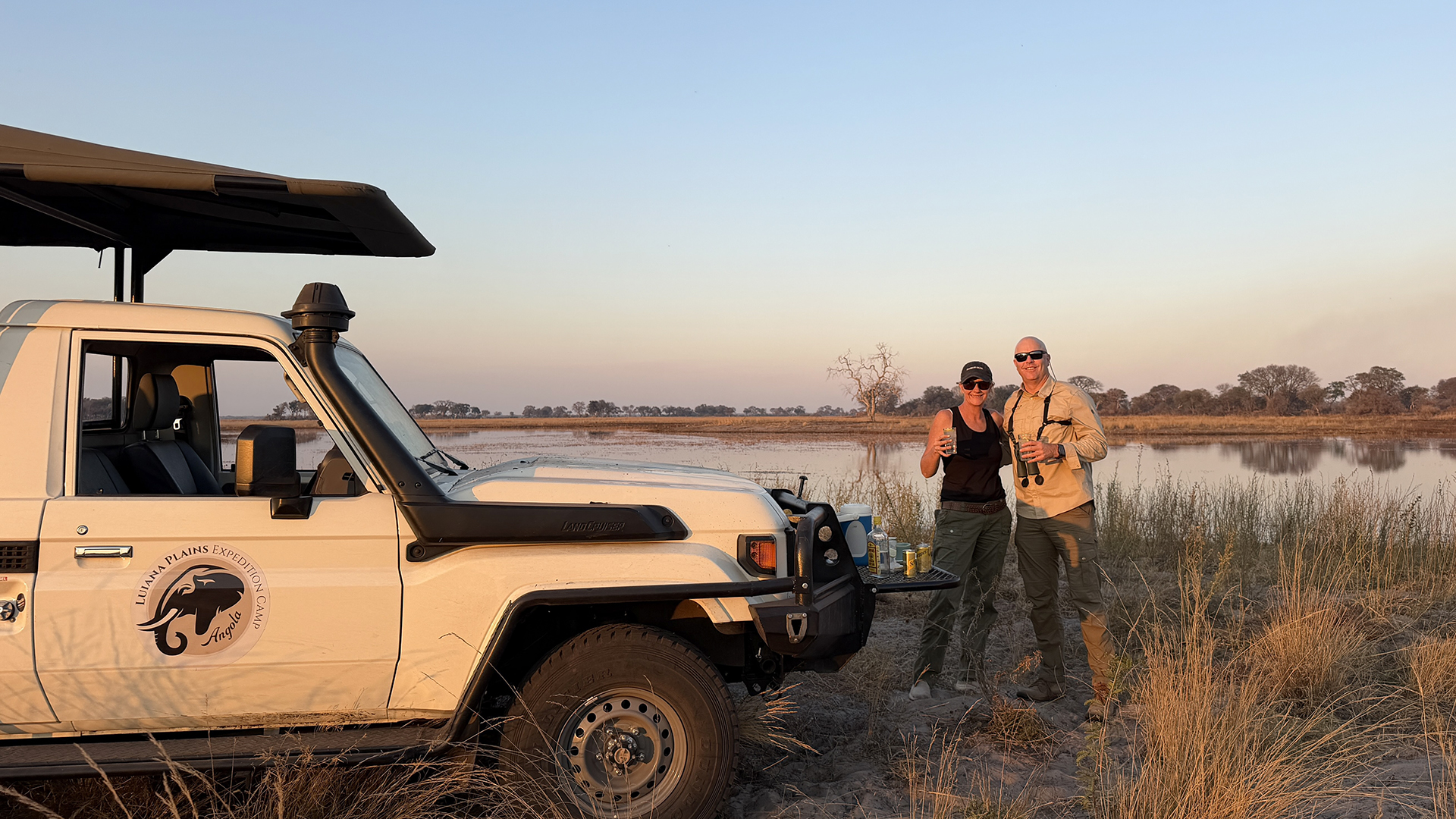Luiana Plains Expedition Camp: Sundowner während Safari