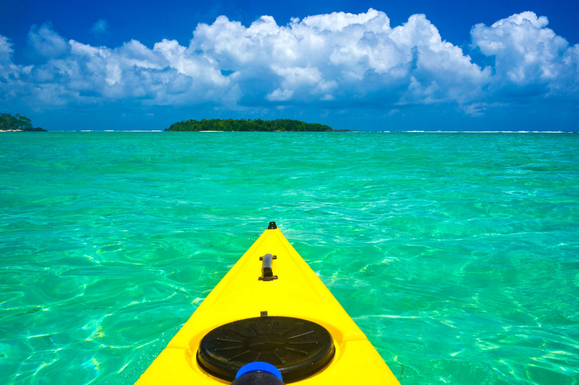 Masoala Forest Lodge: Ein Kanu auf dem Wasser