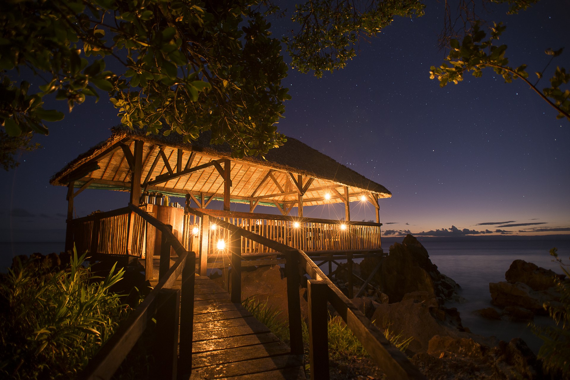 Madagascar, Masoala, Masoala Forest Lodge, hotel, night, rainforest, sea deck, Afrikarma, Afrikarma Safaris, Afrikarma Safaris - Wildnis. Hautnah., Afrikarma.de, Maria Bester, Masoala National Park, Pierre Bester, Bäume, Himmel, Hütte, Lampen, Pflanzen, Weg, Wolken