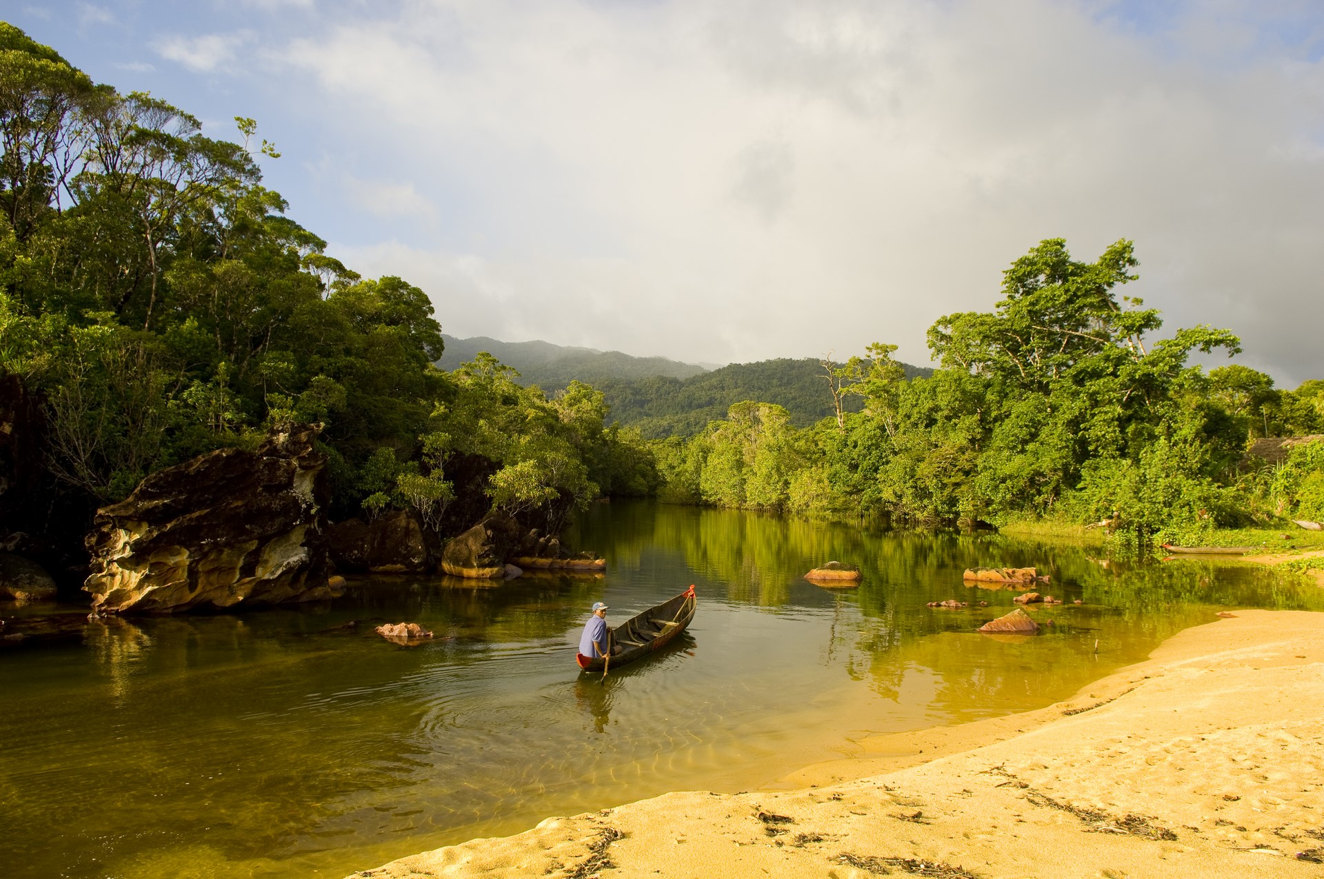 Masoala Forest Lodge: Kanu am Strand