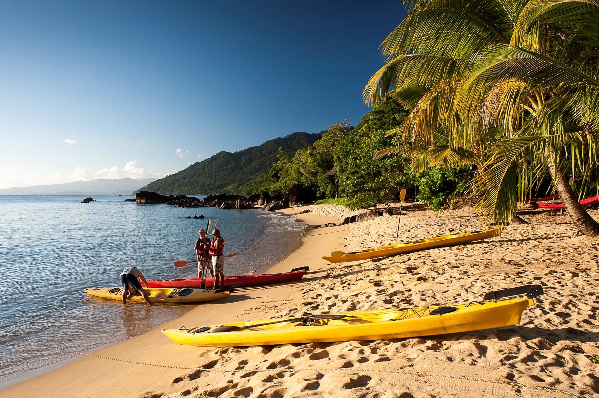 Madagascar, Masoala, Masoala Forest Lodge, kayak, people, rainforest, tourism, Afrikarma, Afrikarma Safaris, Afrikarma Safaris - Wildnis. Hautnah., Afrikarma.de, Maria Bester, Masoala National Park, Pierre Bester, Himmel, Kanus, Meer, Palmen, Pflanzen, Strand