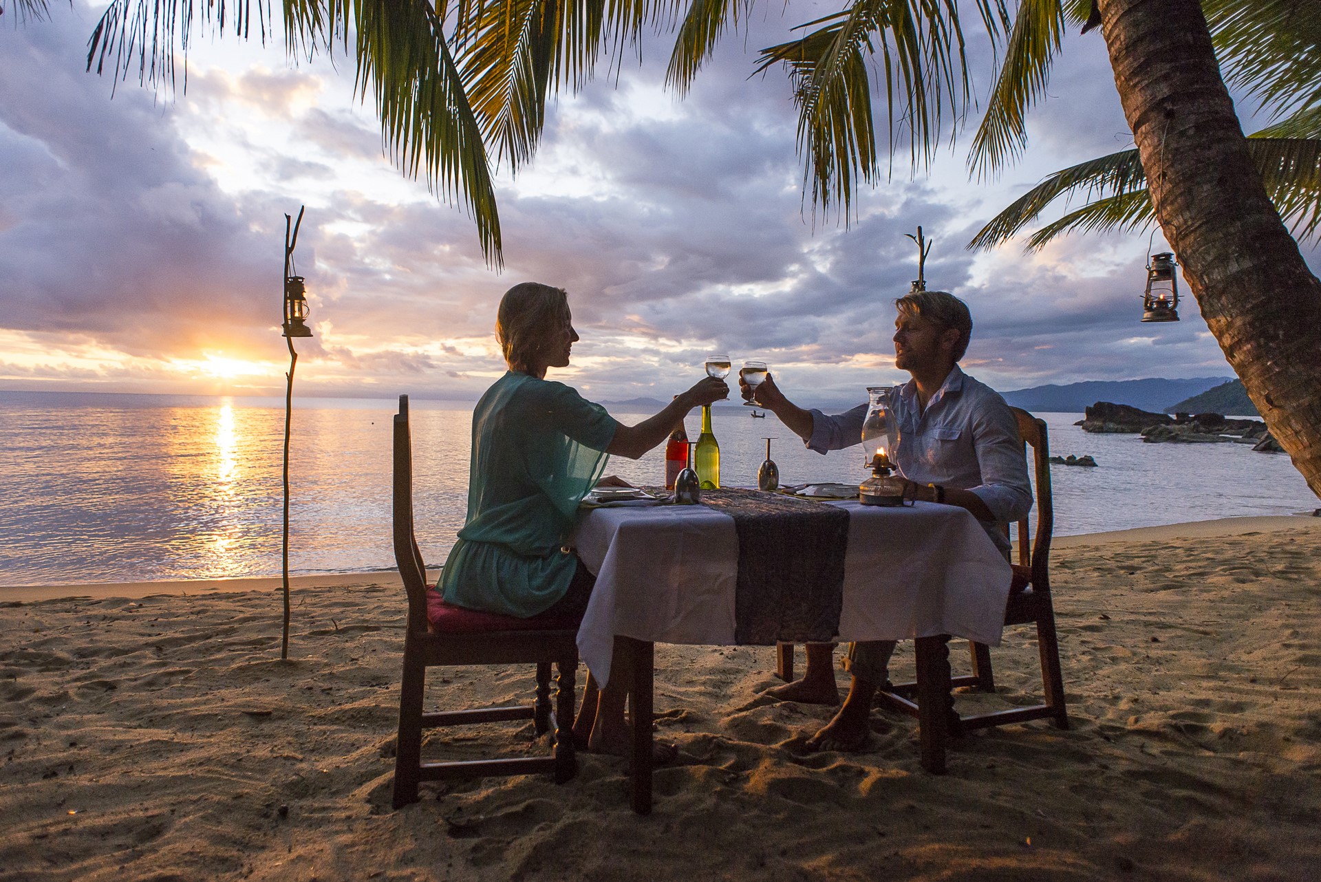 Madagascar, Masoala, Masoala Forest Lodge, rainforest, romantic, Afrikarma, Afrikarma Safaris, Afrikarma Safaris - Wildnis. Hautnah., Afrikarma.de, Maria Bester, Masoala National Park, Pierre Bester, Dinner, Felsen, Frau, Himmel, Mann, Meer, Palmen, Strand, Stühle, Tisch, Wolken