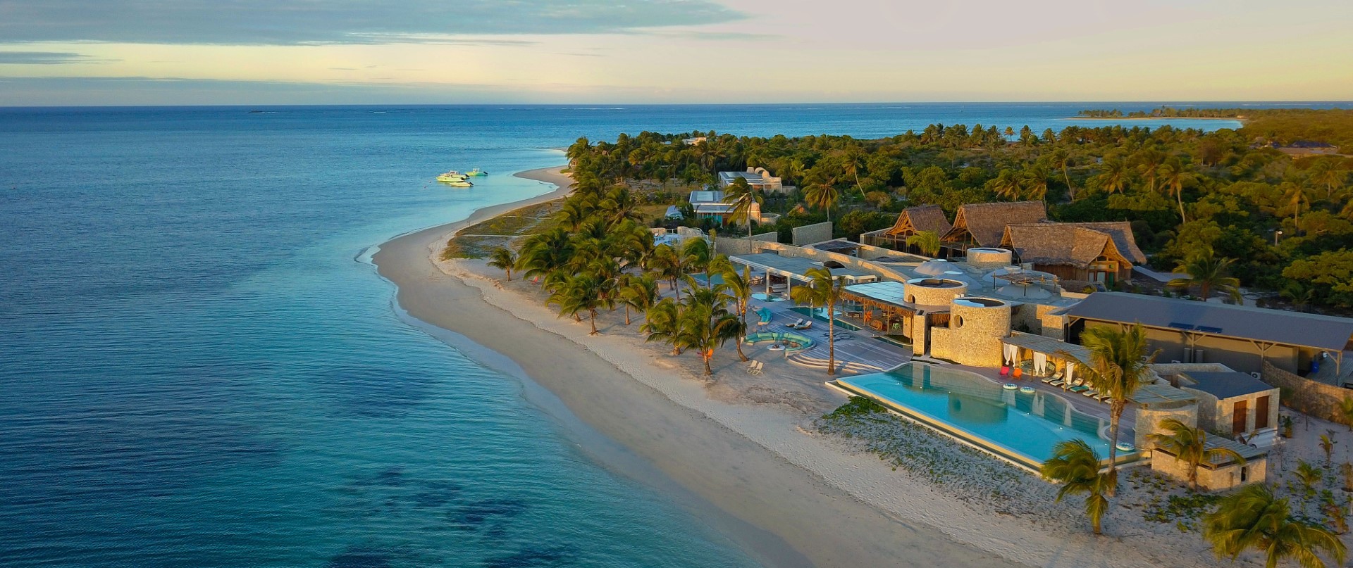 Time + Tide Miavana: Piazza im Abendlicht