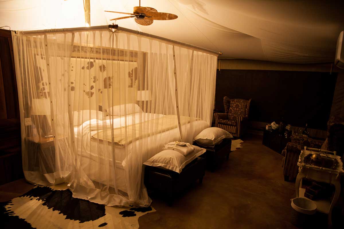 Camp Kuzuma, Hideaways, Kazuma Forest Reserve, Deckenventilator, Doppelbett, Moskitonetz, Zeltsuite, Afrikarma, Afrikarma Safaris, Afrikarma Safaris - Wildnis. Hautnah., Afrikarma.de