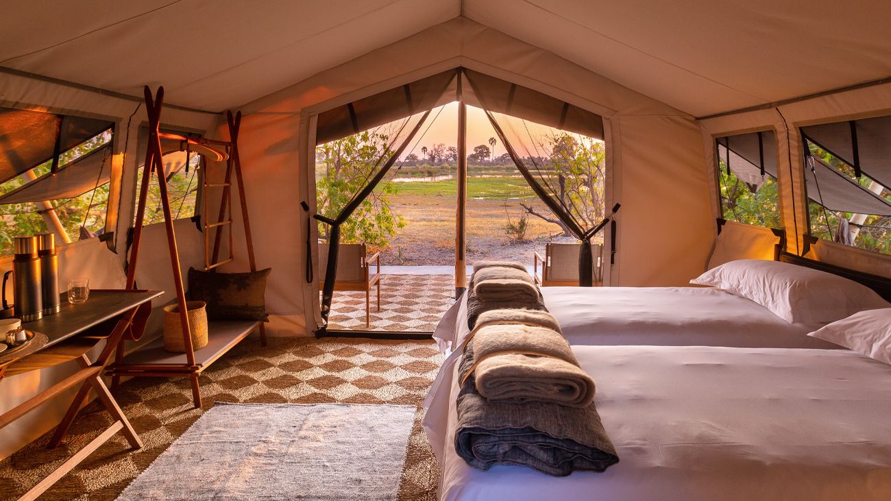 Camp Maru: Ausblick aus dem Schlafzelt Afrikarma, Afrikarma Safaris, Afrikarma Safaris. Wildnis. Hautnah., Afrikarma.de, Decken, Kissen, Schlafzelt, Teppich, Tisch, Camp Maru, Okavango Hidden Gems