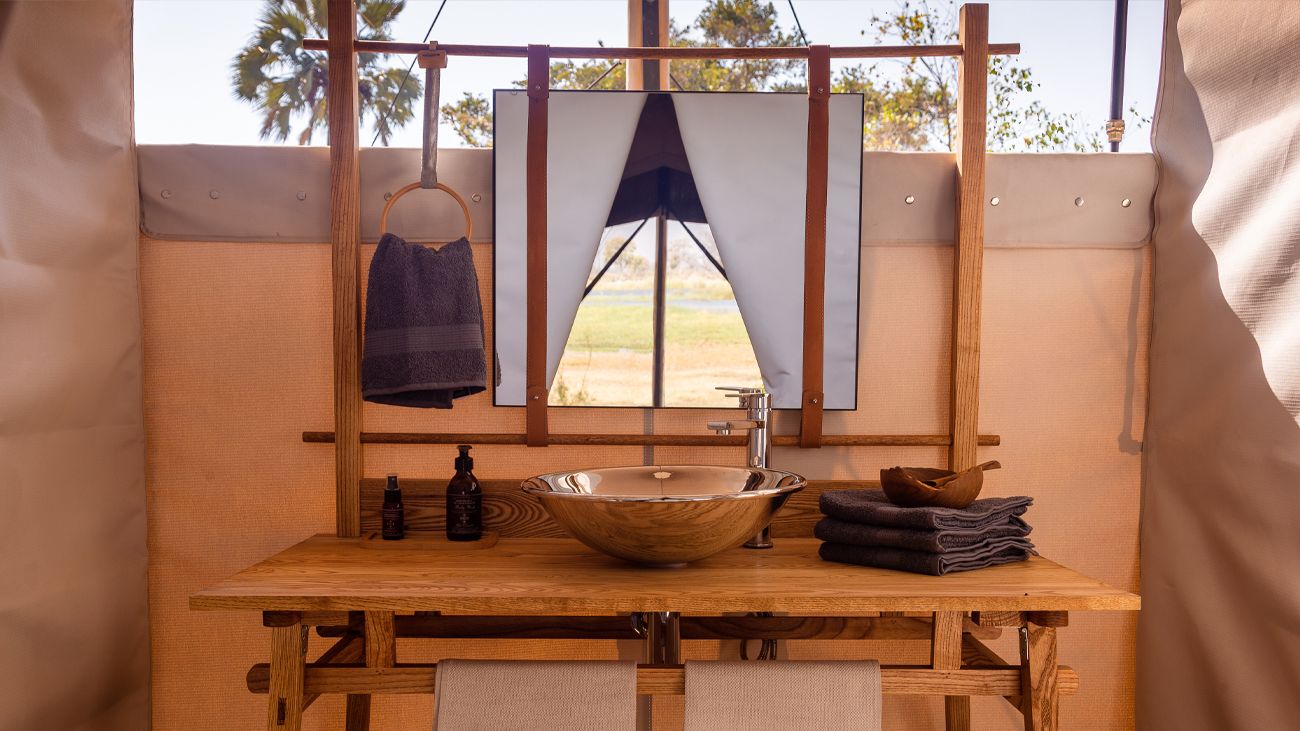 Camp Maru: Badezimmer Afrikarma, Afrikarma Safaris, Afrikarma Safaris. Wildnis. Hautnah., Afrikarma.de, Badezimmer, Handtücher, Seife, Spiegel, Waschbecken, Wasserhahn, Camp Maru, Okavango Hidden Gems