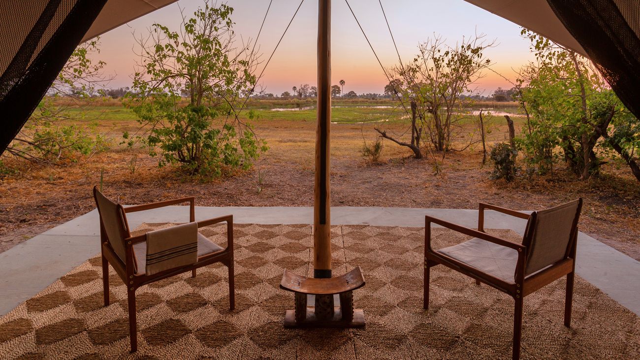 Camp Maru: Terrasse Afrikarma, Afrikarma Safaris, Afrikarma Safaris. Wildnis. Hautnah., Afrikarma.de, Bäume, Natur, Stühle, Terrasse, Zelt, Camp Maru, Okavango Hidden Gems