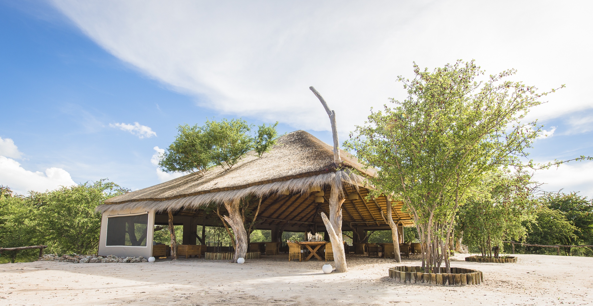 Baines Baobab, Boteti River, Bushveld, Leopard Plains, Makgadikgadi National Park, Nxai Pan National Park, Hauptgebäude, Afrikarma, Afrikarma Safaris, Afrikarma Safaris. Wildnis. Hautnah., Afrikarma.de