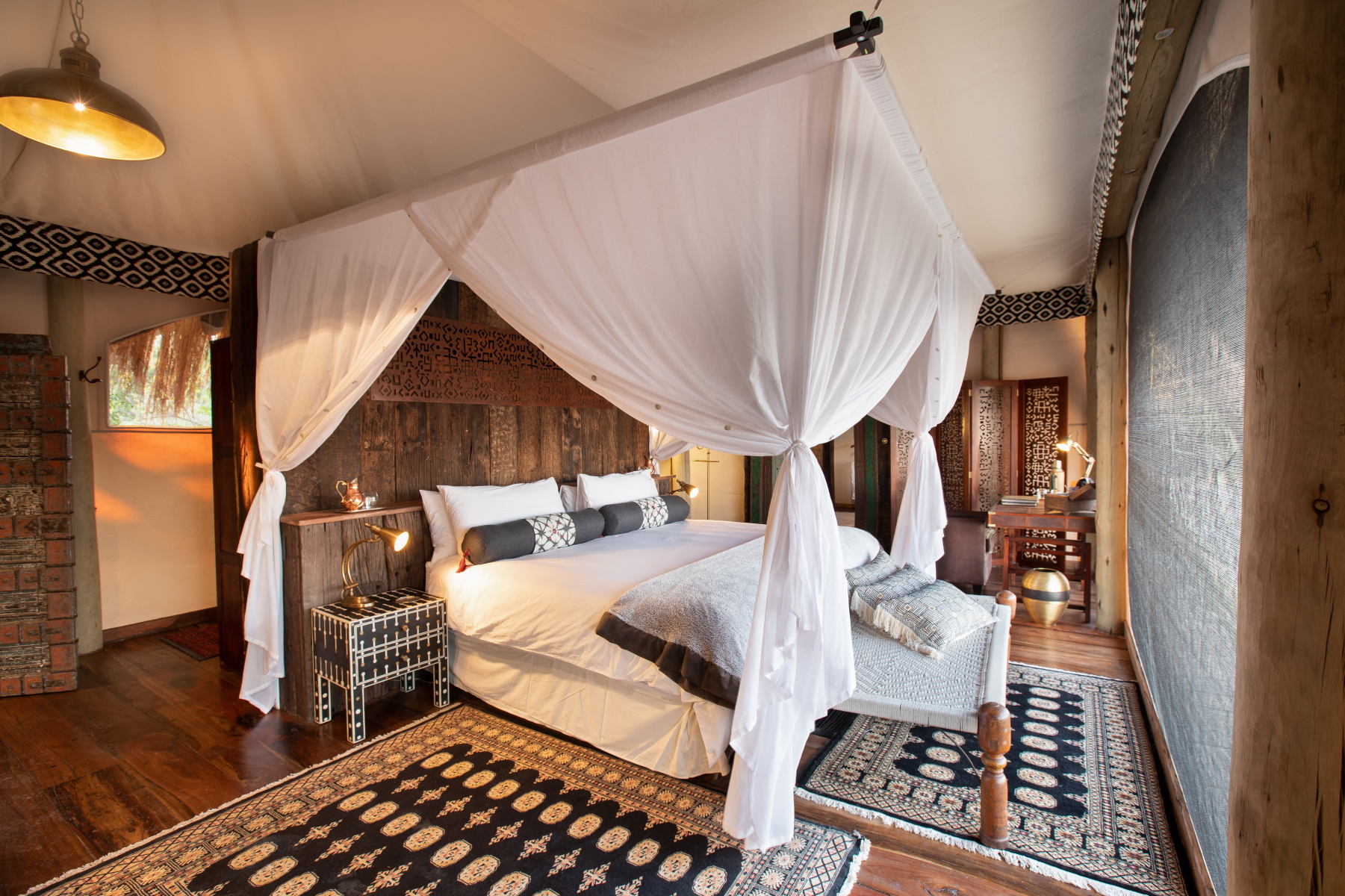 Selinda Suite: Doppelbett, Teppiche und Moskitonetz Selinda Suite: Doppelbett, Teppiche und Moskitonetz
