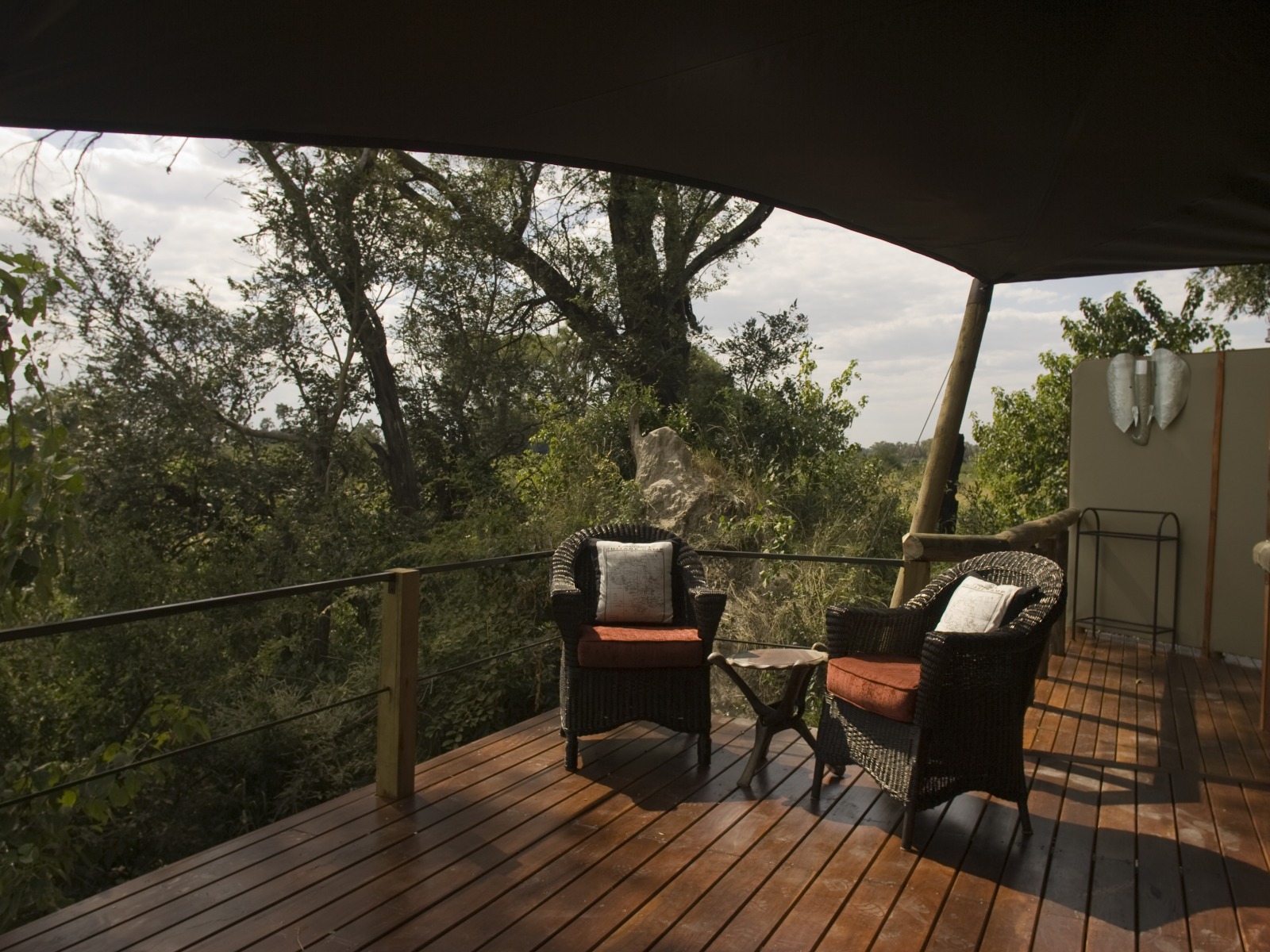 Chitabe Camp: Chalet mit privater Veranda Chitabe Camp: Chalet mit privater Veranda