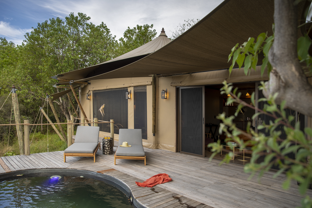 Duma Tau Camp: Auf der Gästeterrasse Duma Tau Camp: Auf der Gästeterrasse