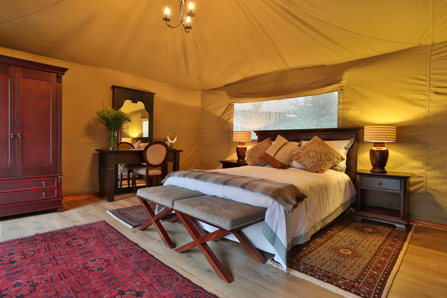 African Anthology, Kadizora Camp, Luxus Camp, Mapula Gudigwa, NG 12, Nördliches Delta, Doppelbett, Fenster, Gästezelt, Kofferablage, Nachttisch, Private Lounge, Teppiche, Schrank, Schreibtisch, Afrikarma, Afrikarma Safaris, Afrikarma Safaris - Wildnis. Hautnah., Afrikarma.de