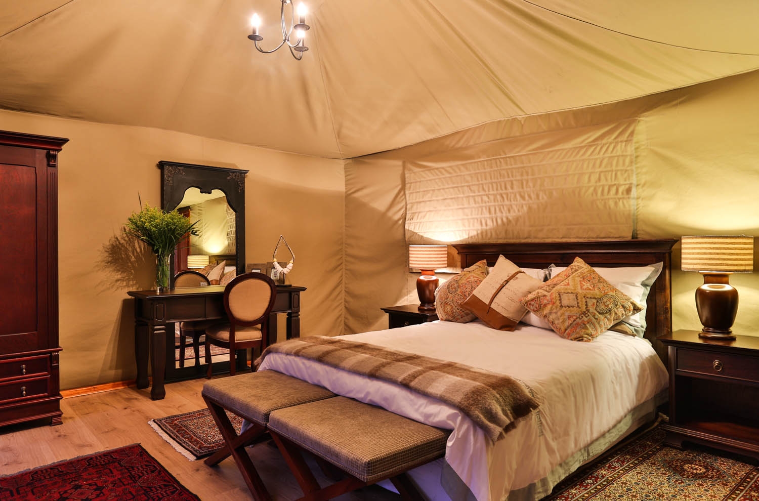 African Anthology, Kadizora Camp, Luxus Camp, Mapula Gudigwa, NG 12, Nördliches Delta, Doppelbett, Fenster, Gästezelt, Kofferablage, Nachttisch, Private Lounge, Teppiche, Schrank, Afrikarma, Afrikarma Safaris, Afrikarma Safaris - Wildnis. Hautnah., Afrikarma.de