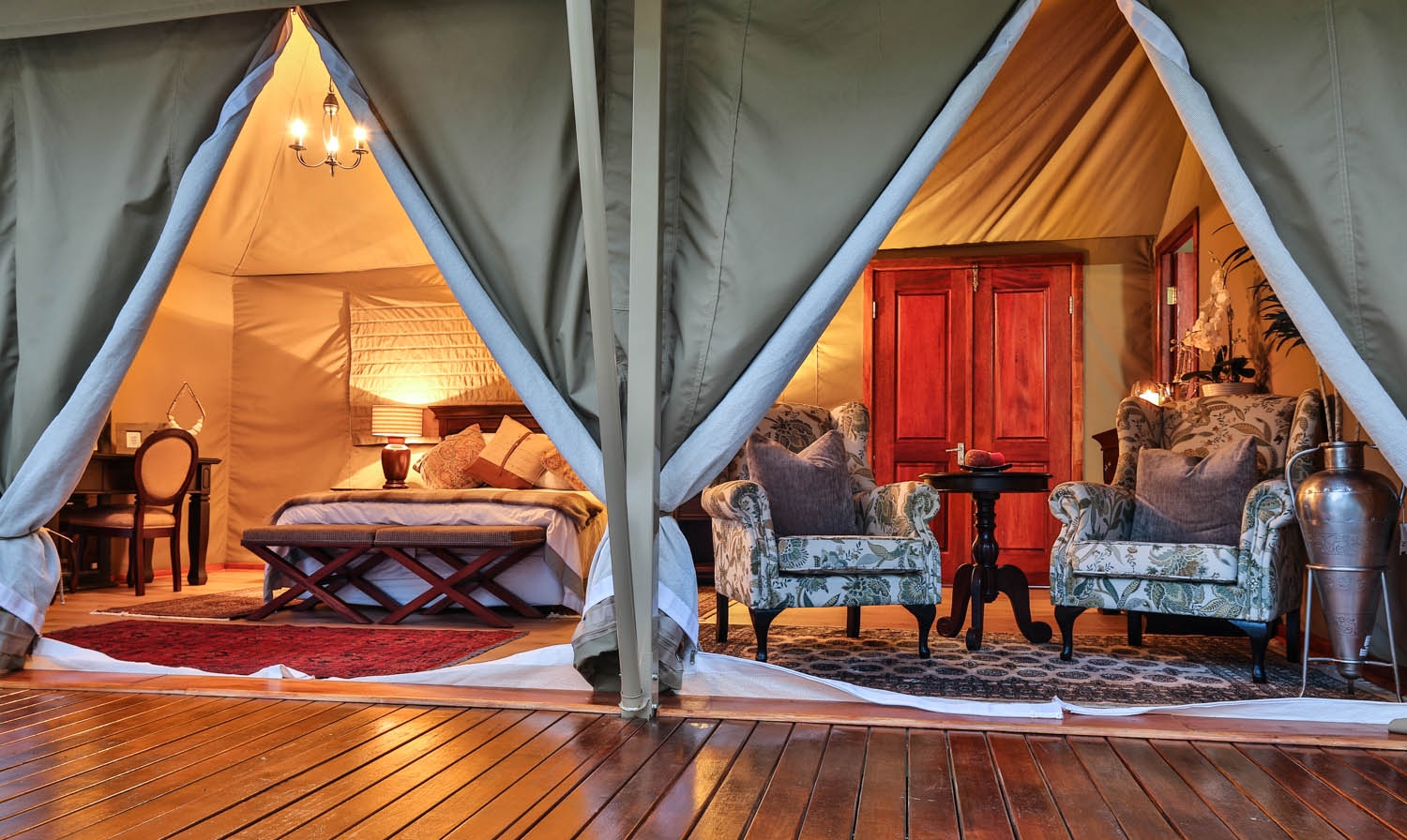 African Anthology, Kadizora Camp, Luxus Camp, Mapula Gudigwa, NG 12, Nördliches Delta, Doppelbett, Fenster, Gästezelt, Kofferablage, Nachttisch, Private Lounge, Teppiche, Deck, Afrikarma, Afrikarma Safaris, Afrikarma Safaris - Wildnis. Hautnah., Afrikarma.de