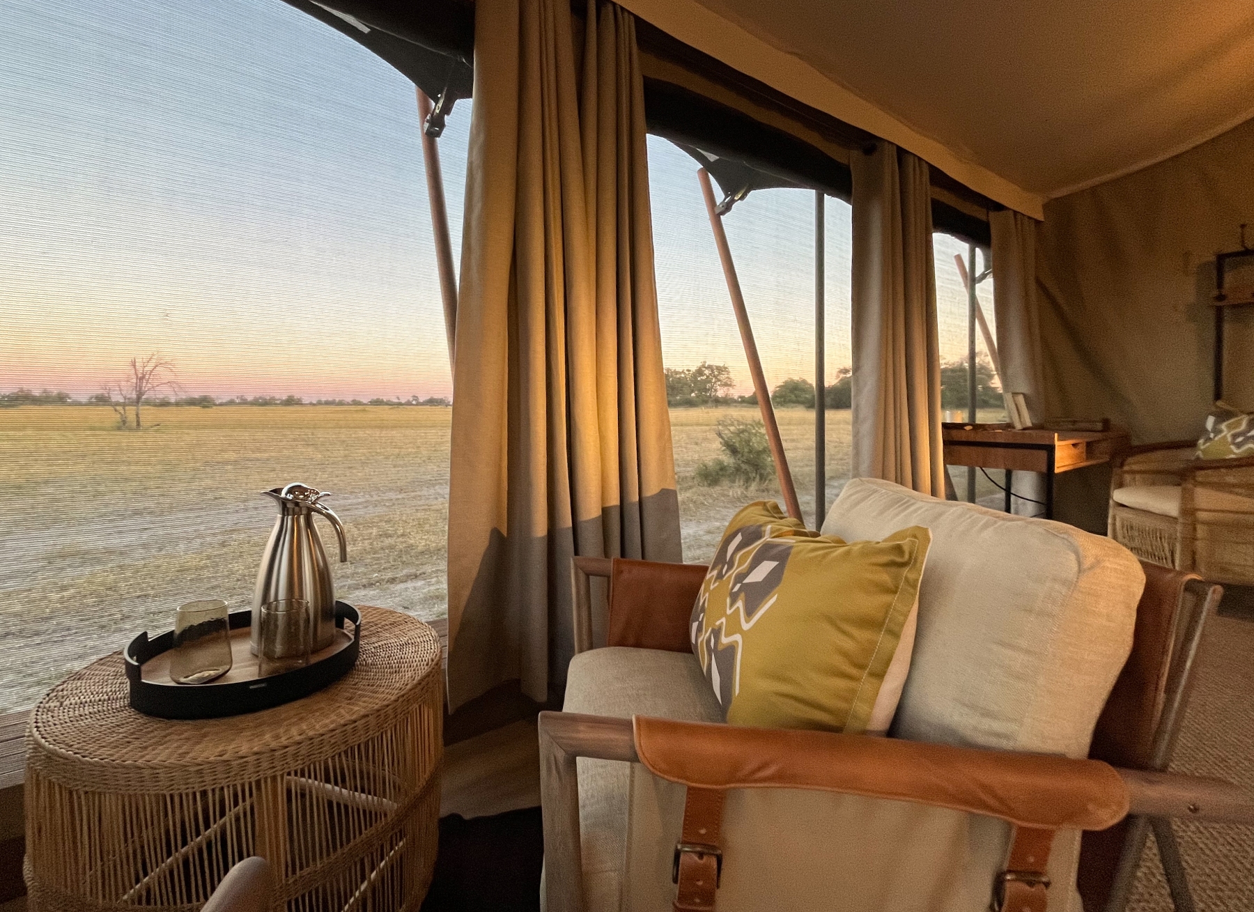 Karangoma Camp: Sitzecke im Gästezelt Karangoma Camp: Sitzecke im Gästezelt