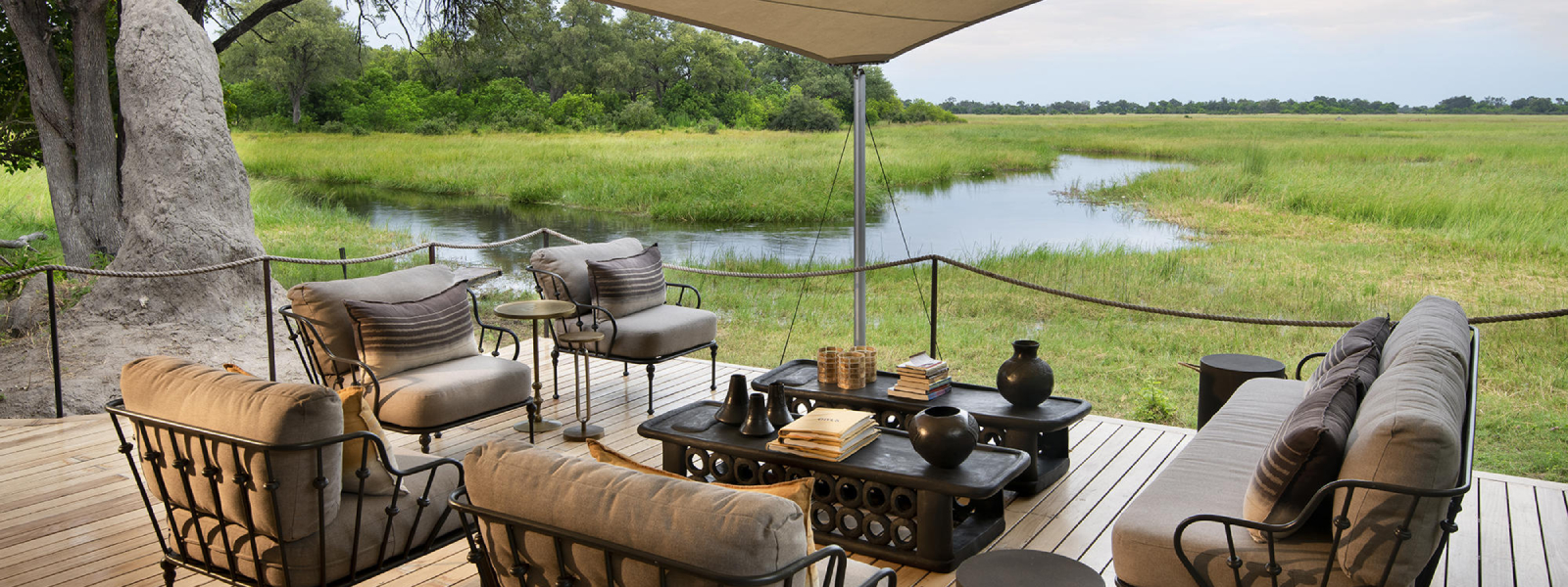 Khwai Leadwood: Außendeck mit Aussicht Außendeck des Khwai Leadwood