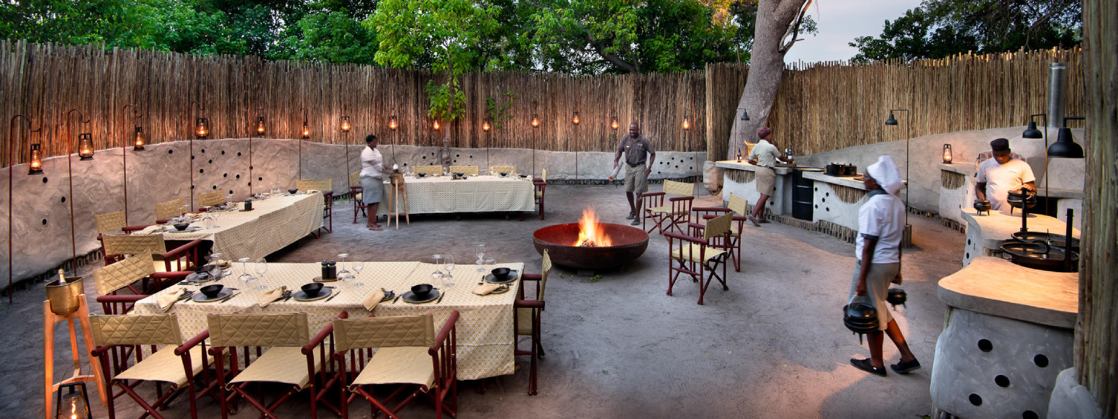 Khwai Leadwood: Speisedeck mit Lagerfeuer Speisedeck mit Lagerfeuer im Khwai Leadwood