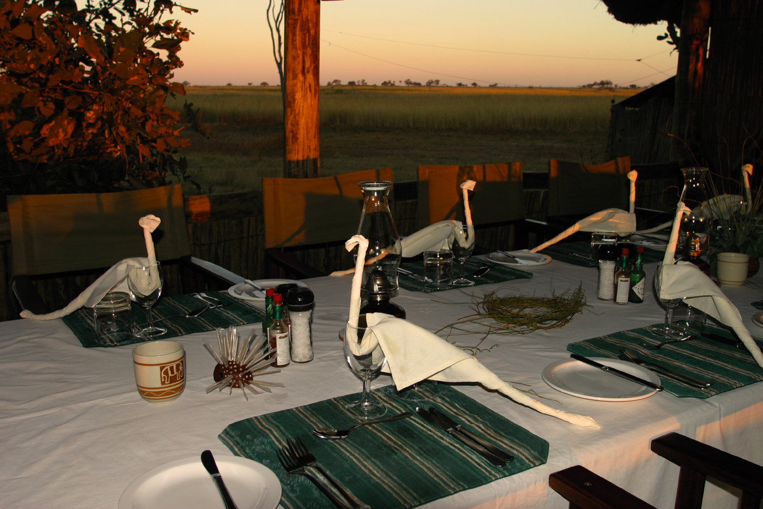 Cuando River, Kwando River, Kwando Safaris, Lebala Camp, Linyanti-Sümpfe, NG 14, Abendessen, Dinner, Esstisch, Speisesaal, Afrikarma, Afrikarma Safaris, Afrikarma.de