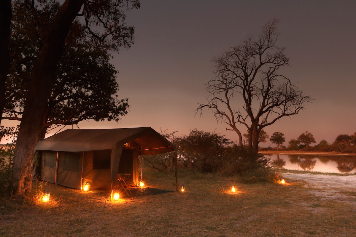 Botswana Camping Highlights: Ein Zelt in der Abenddämmerung