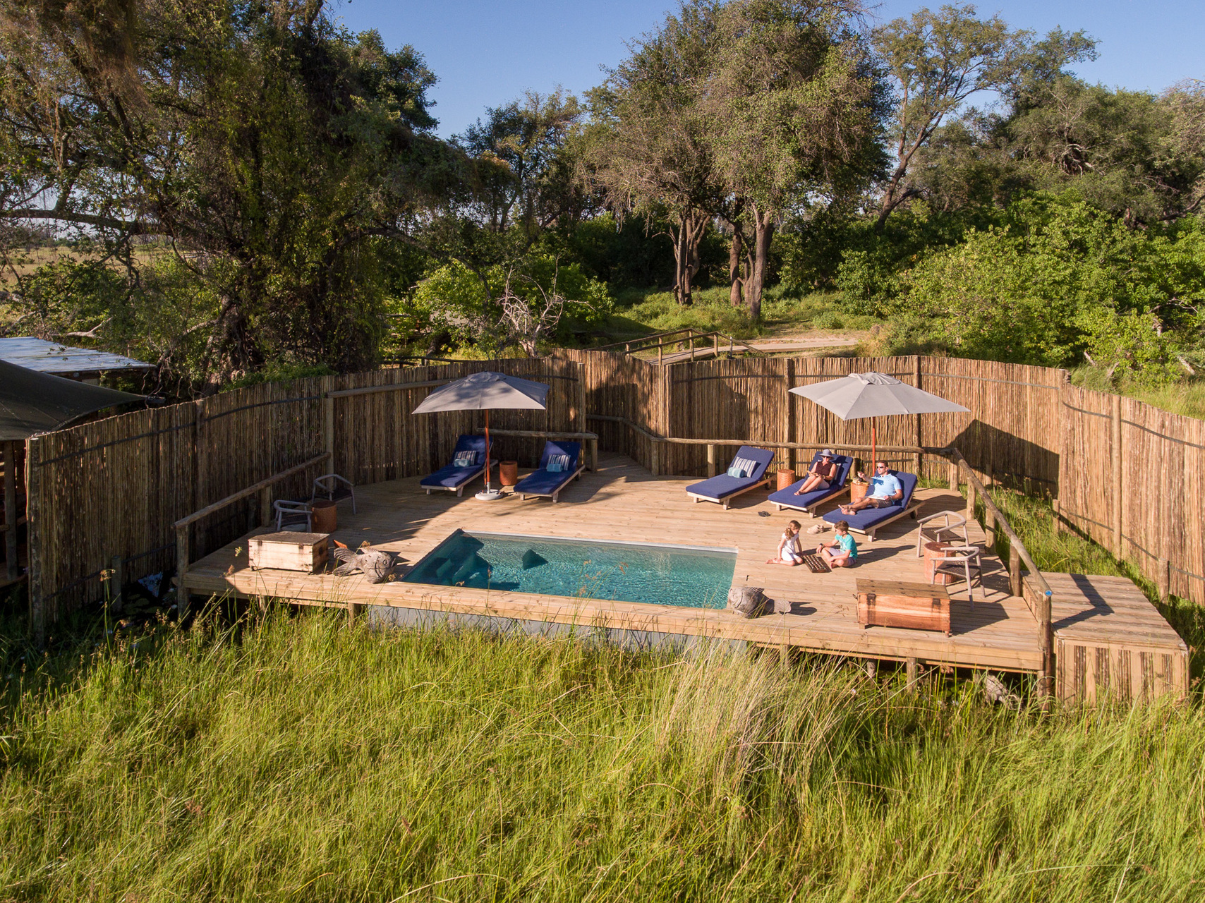 Little Vumbura: Blick auf den Pool