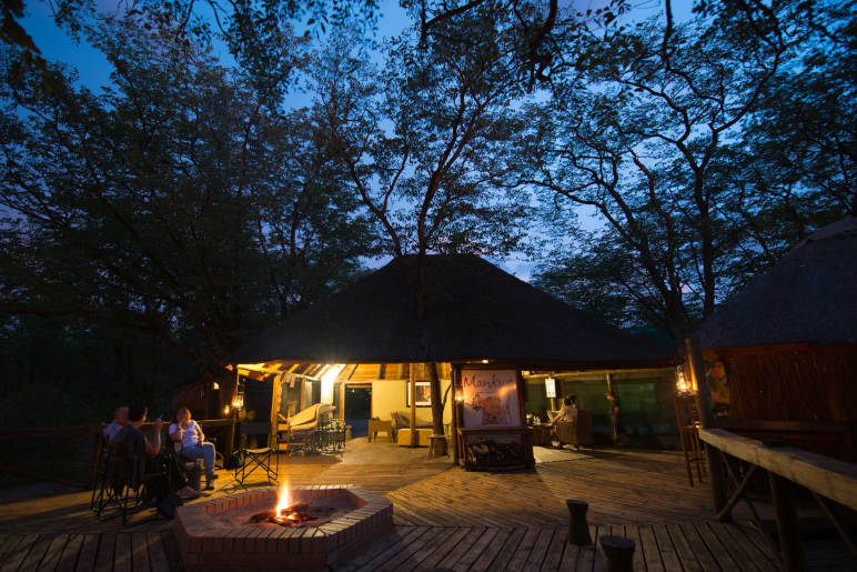 Big 5, Chobe Nationalpark, Drink, Feuer, Feuerstelle, Lounge, Mankwe Bush Lodge, Moremi Game Reserve, Nacht, Okavangodelta, Botswana, Afrikarma, Afrikarma Safaris, Afrikarma Safaris – Wildnis. Hautnah., afrikarma.de