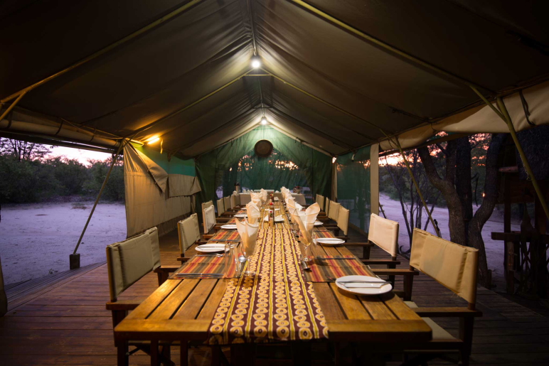 Big 5, Botswana, Chobe Nationalpark, Mankwe Bush Lodge, Moremi Game Reserve, Okavangodelta, Dämmerung, Gedeckter Tisch, Lange Tafel, Speisezelt, Dinner, Afrikarma, Afrikarma Safaris, Afrikarma Safaris – Wildnis. Hautnah., afrikarma.de