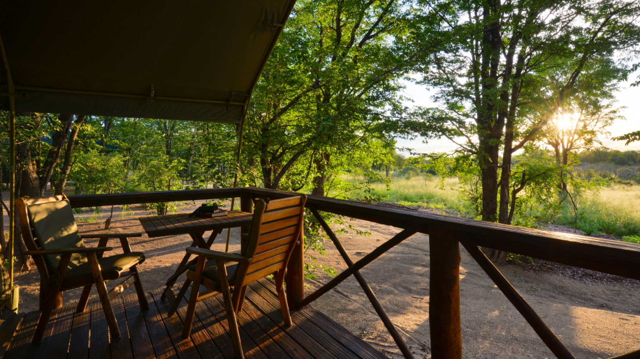 Big 5, Botswana, Chobe Nationalpark, Mankwe Bush Lodge, Moremi Game Reserve, Okavangodelta, Gästeunterkuft, Gästezelt, Holzstühle, Landschaft, Private Terrasse, Private Veranda, Afrikarma, Afrikarma Safaris, Afrikarma Safaris – Wildnis. Hautnah., afrikarma.de