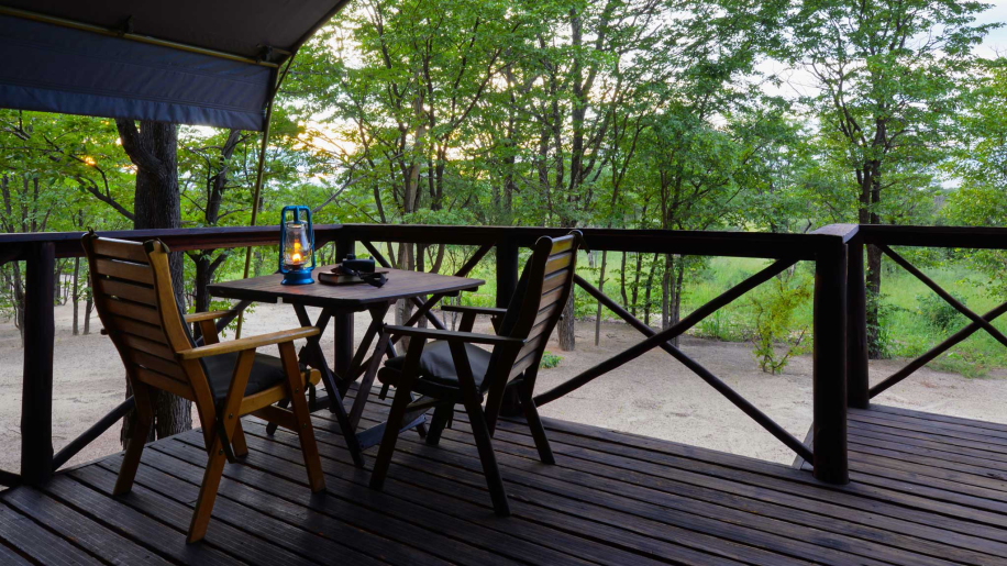 Big 5, Chobe Nationalpark, Holzstühle, Mankwe Bush Lodge, Moremi Game Reserve, Okavangodelta, Private Terrasse, Private Veranda, Afrikarma, Afrikarma Safaris, Afrikarma Safaris – Wildnis. Hautnah., afrikarma.de