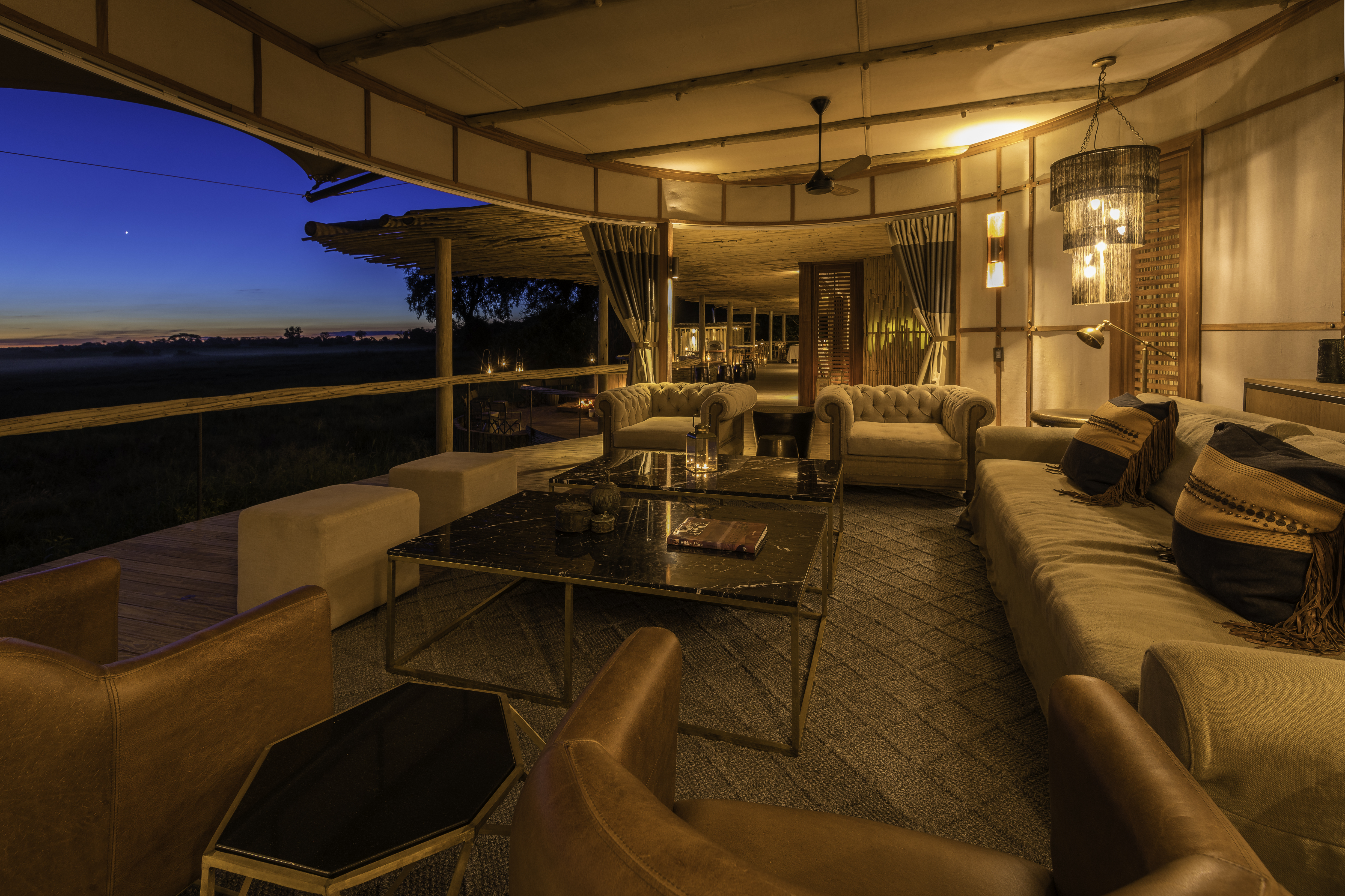 Mombo Camp: Aufenthaltsbereich mit Ausblick bei Nacht