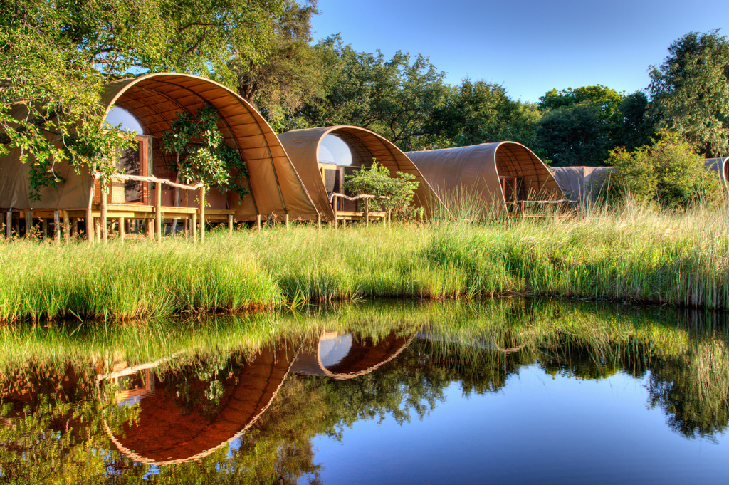 Okuti Camp: Chalets am Kanal