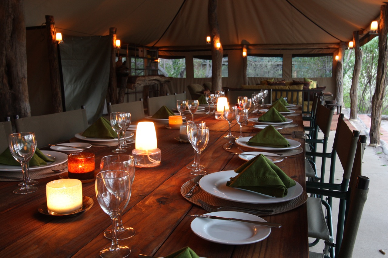 Sango Safari Camp: Gedeckter Tisch Khwai River, Moremi Game Reserve, NG 19, Okavango-Delta, Sango Safari Camp, Dinner