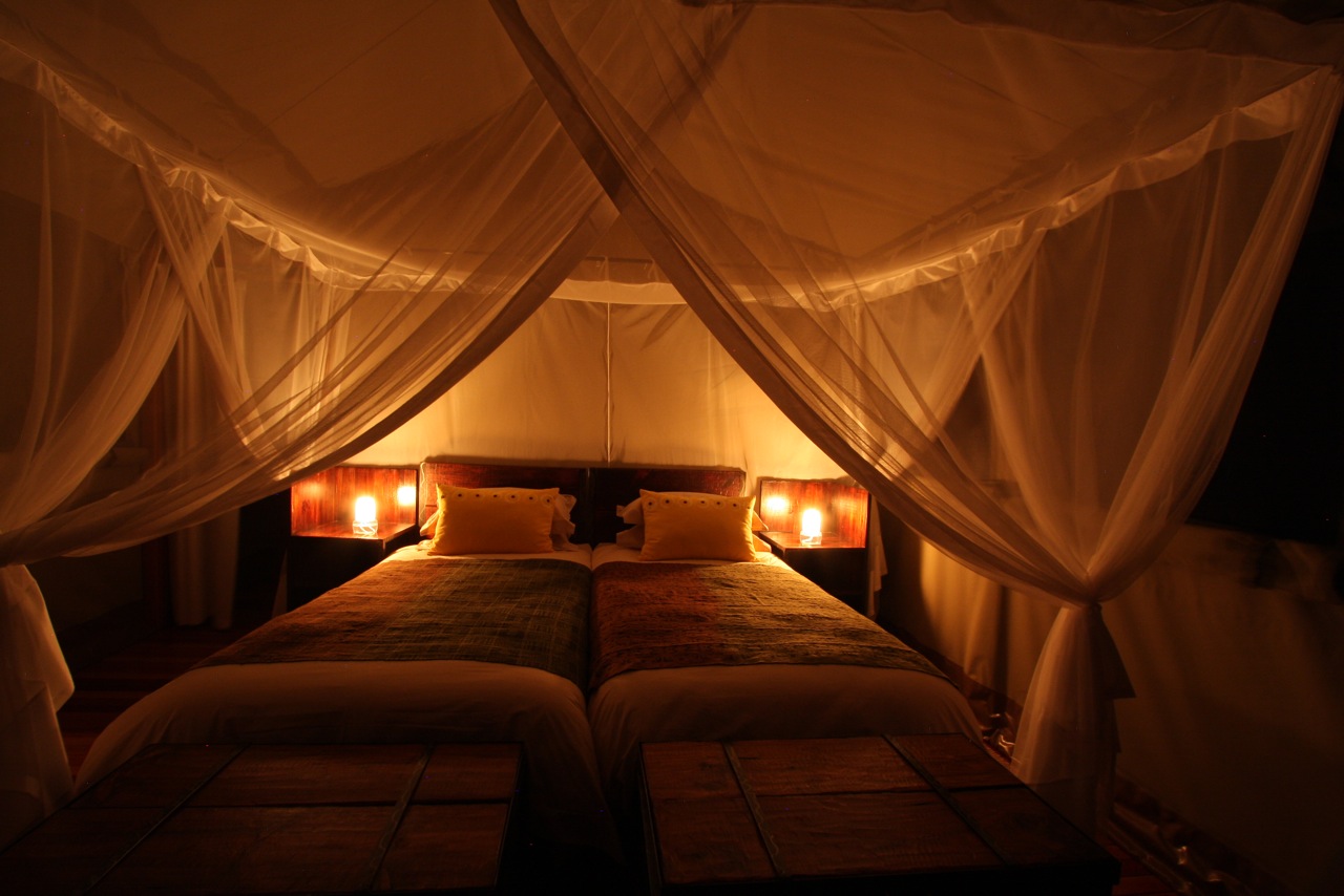 Sango Safari Camp: Himmelbett Khwai River, Moremi Game Reserve, NG 19, Okavango-Delta, Sango Safari Camp, Himmelbett