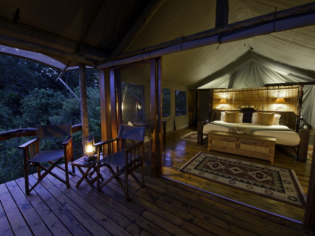 Doppelbett, Gästezelt, Hunda Island, Leopard, Ngamiland Adventure Safaris, Okavango-Delta, Teppich, Tubu Tree Camp, Wilderness Safaris, Zelt, Jao-Konzession, NG 25