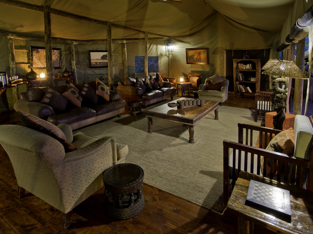 Hunda Island, Leopard, Lounge, Ngamiland Adventure Safaris, Okavango-Delta, Sofa, Tubu Tree Camp, Wilderness Safaris, Jao-Konzession, NG 25