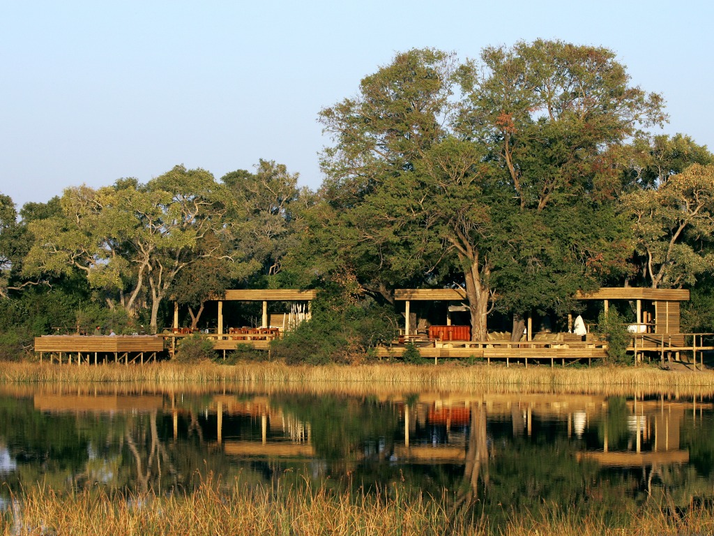 Vumbura Plains Camp: Blick auf die zentralen Gebäude der Lodge Vumbura Plains Camp: Blick auf die zentralen Gebäude der Lodge