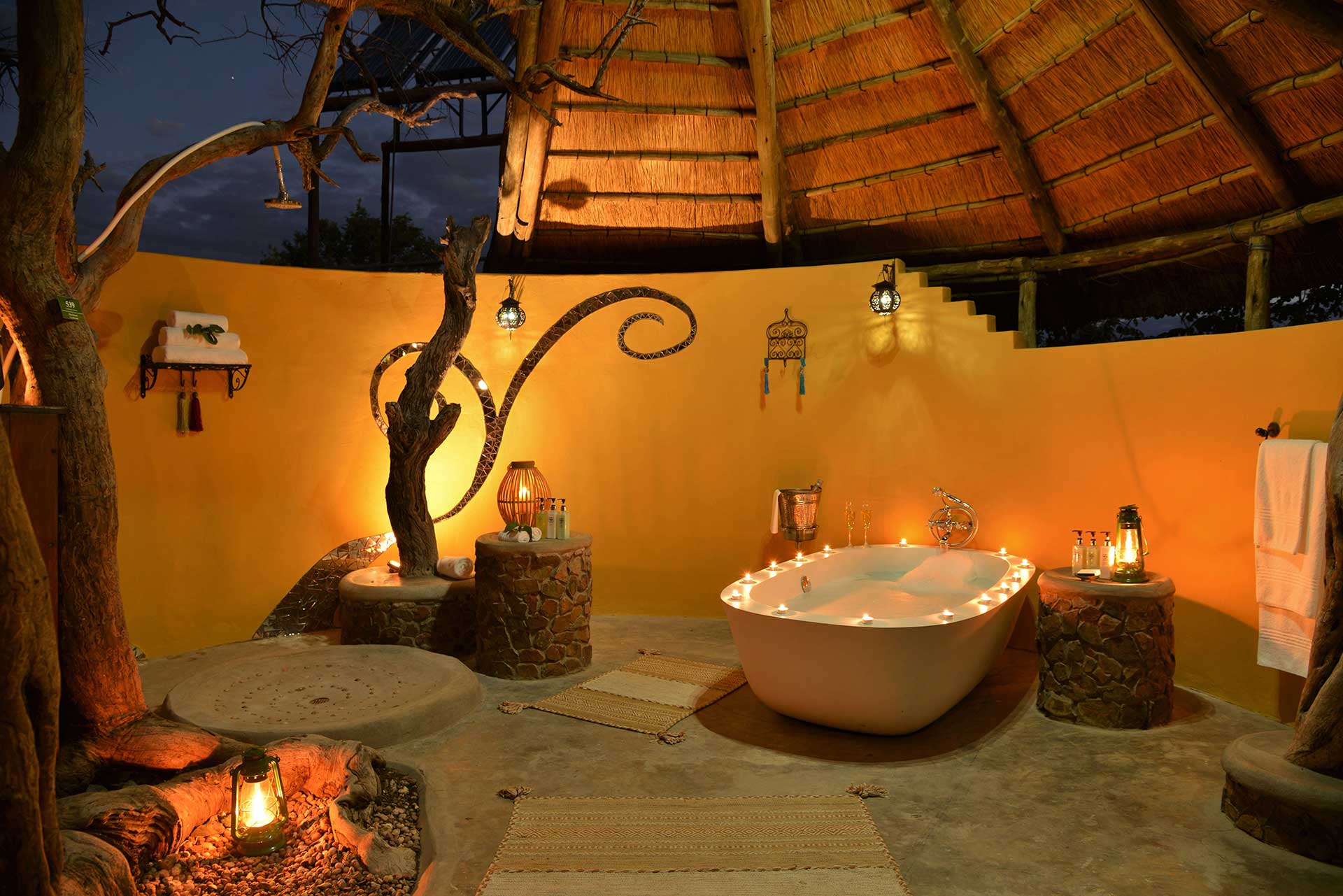 Tracy Mulder, Wildtrack Safaris Eco Lodge, Außendusche, Doppelwaschtisch, Gästebad, Kerzen, Wanne, Afrikarma, Afrikarma Safaris, Afrikarma Safaris - Wildnis. Hautnah., Afrikarma.de