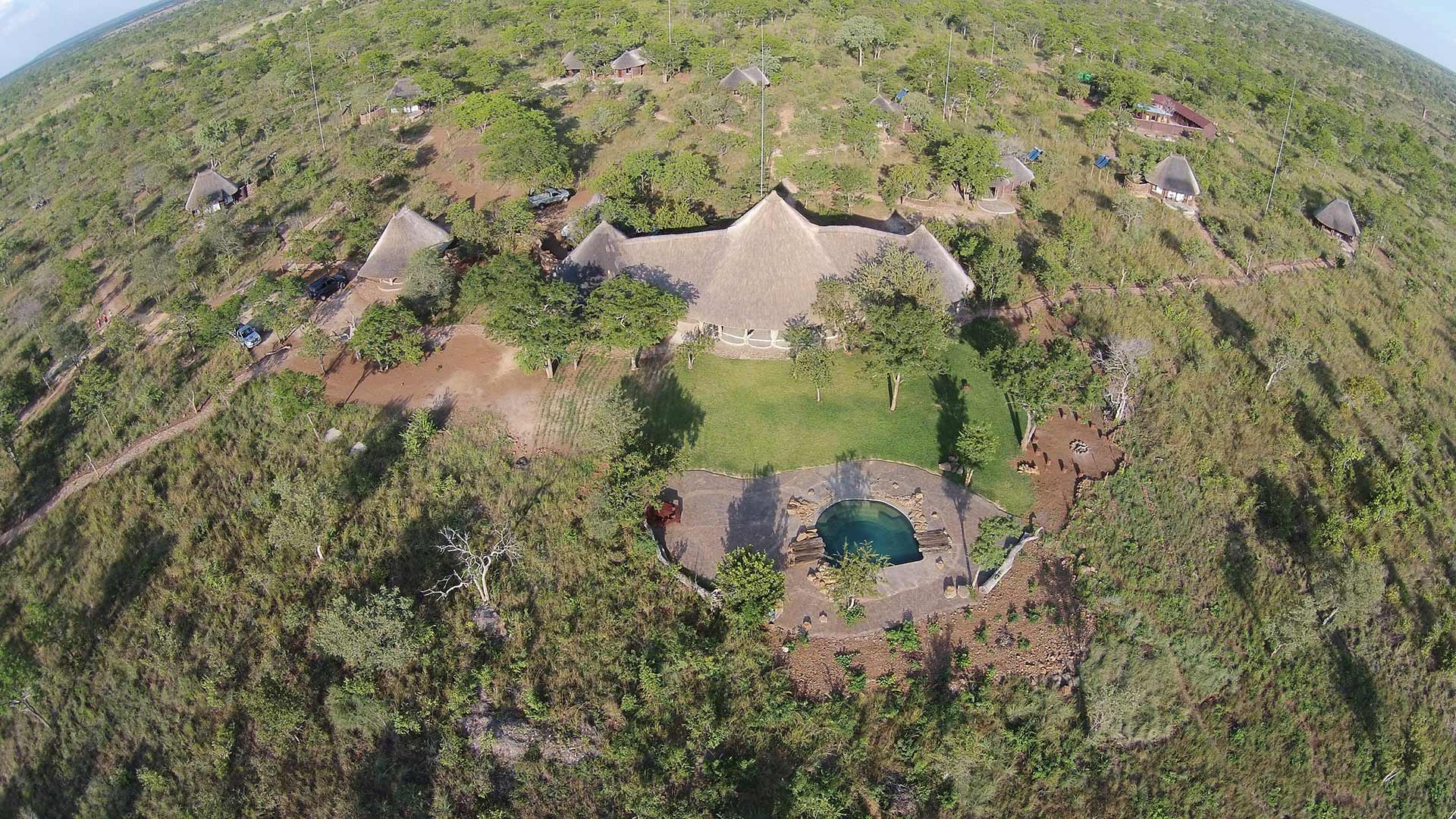 Tracy Mulder, Wildtrack Safaris Eco Lodge, Gesamtansicht, Hauptgebäude, Luftbild, Afrikarma, Afrikarma Safaris, Afrikarma Safaris - Wildnis. Hautnah., Afrikarma.de