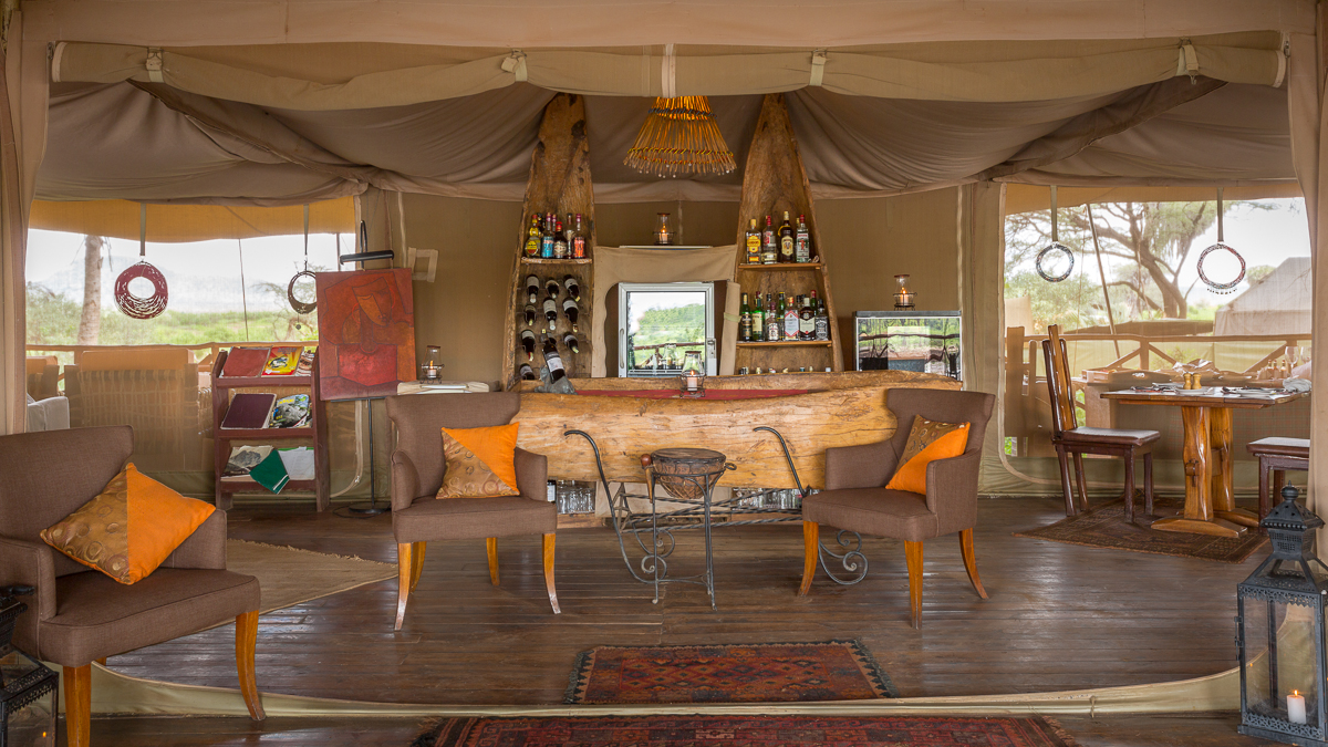Atua Enkop Africa, Elephant Bedroom Camp, Samburu, Samburu National Reserve, Shaba, Zentralkenia, Bar, Hauptzelt, Lounge, Sessel, Afrikarma, Afrikarma Safaris, Afrikarma Safaris. Wildnis. Hautnah., Afrikarma.de