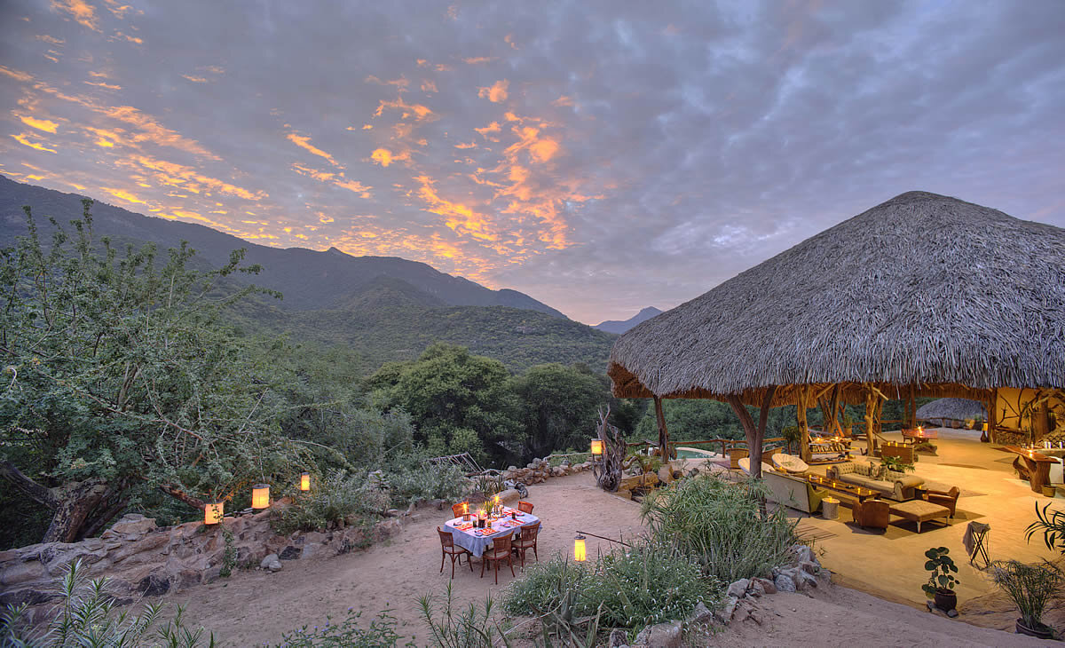 Namunyak Conservancy, Samburu, Sarara, Sarara Tree, Mathews Mountain Range, Singing Wells, Blick, Esstisch, Hauptgebäude, Lounge, Sonnenuntergang, Afrikarma, Afrikarma Safaris, Afrikarma Safaris - Wildnis. Hautnah., Afrikarma.de