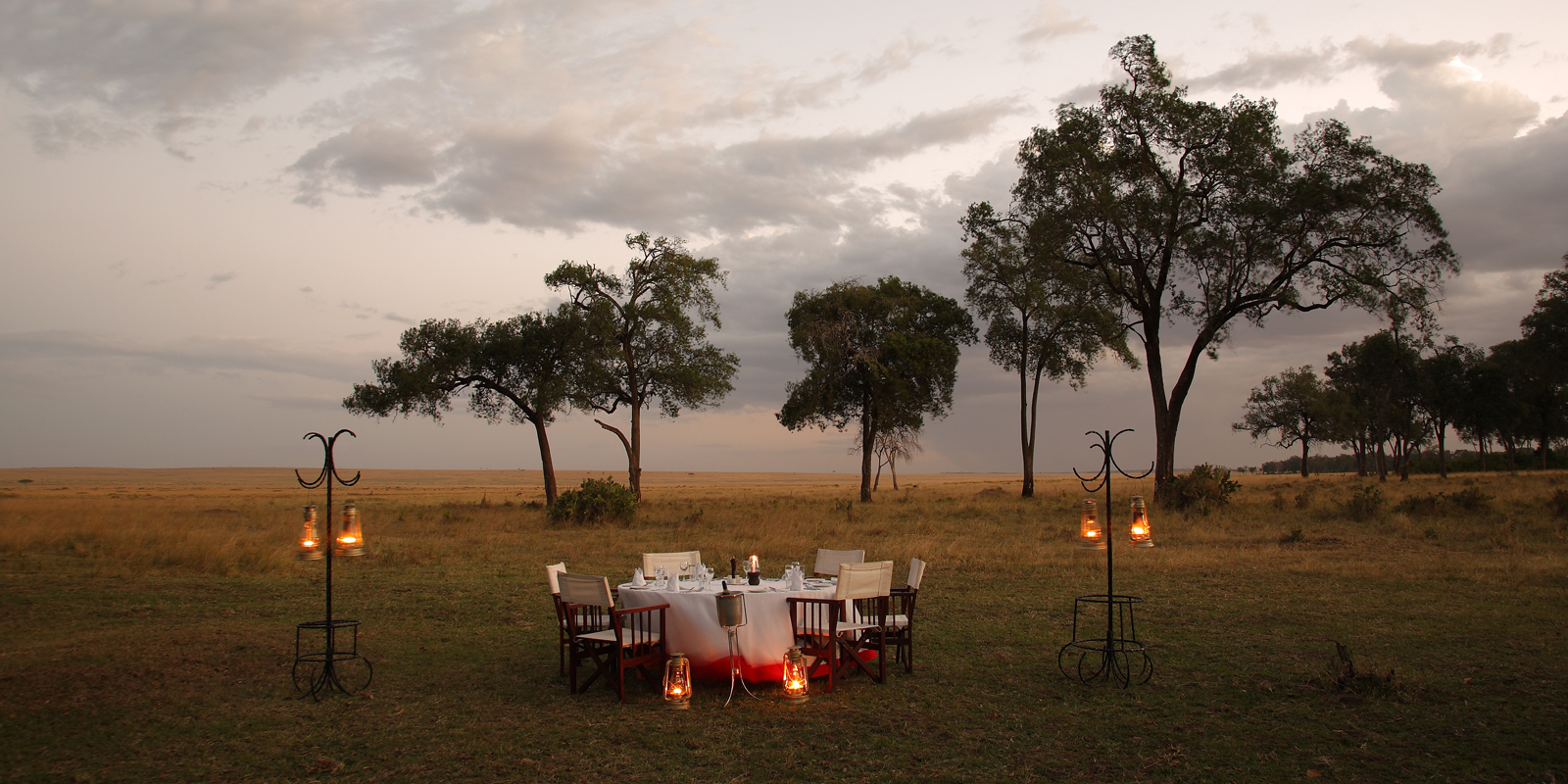 afrikarma, afrikarma Safaris, Afrikarma Safaris - Wildnis.Hautnah., afrikarma.de, Masai Mara, Abendessen, Abendstimmung, Busch, Dinner, Sonnenuntergang, Sundowner