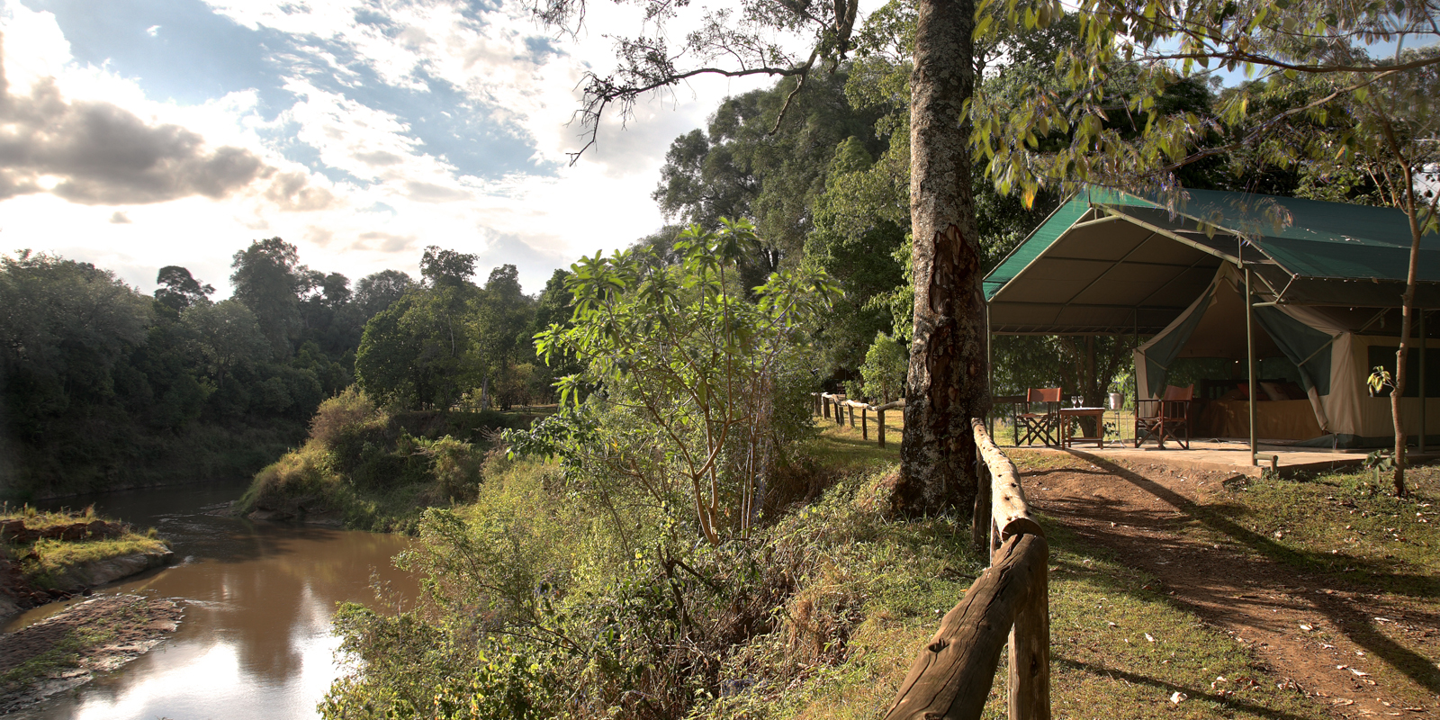 afrikarma, afrikarma Safaris, Afrikarma Safaris - Wildnis.Hautnah., afrikarma.de, Masai Mara, Camp, Flußlauf, Lage