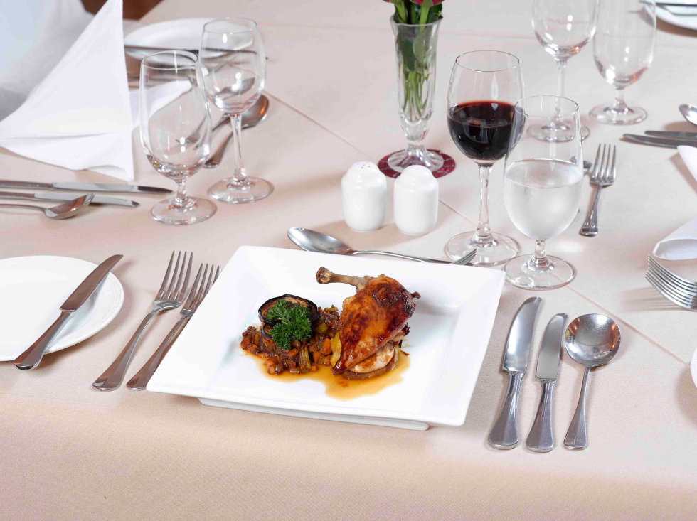 Boutique Hotel, House of Waine, Karen, Abendessen, Dinner, Hähnchenkeule, Restaurant, Tafel, Afrikarma, Afrikarma Safaris, Afrikarma Safaris - Wildnis. Hautnah., Afrikarma.de