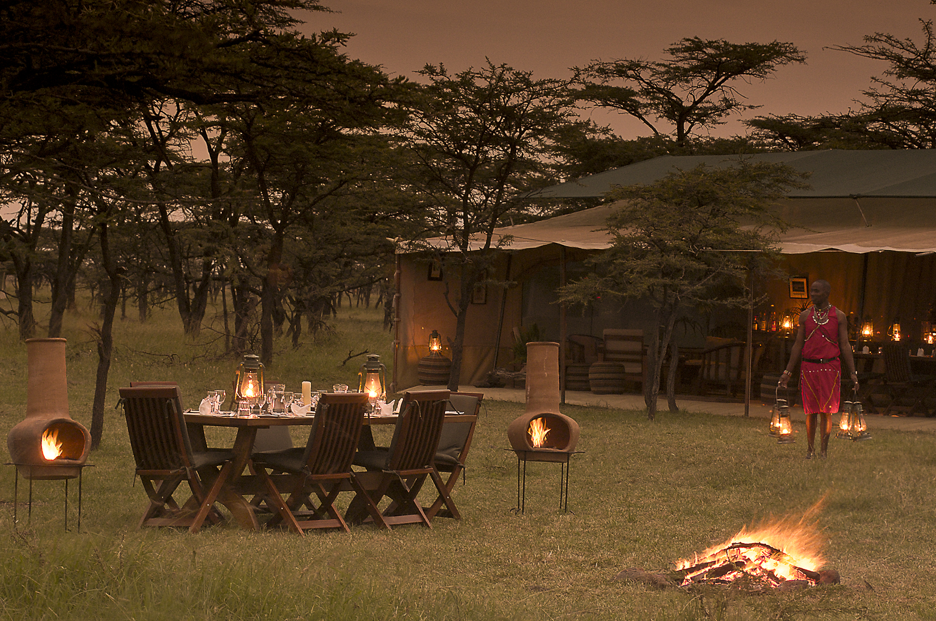 Fly Camping, Gold eco-rated, Kenia, Kicheche Bush Camp, Kicheche Camps, Masai Mara, Motorgie Prärie, Nachhaltig, Olare Motorgie Conservancy, Al-fresco, Dinner, Feuer, Kerzenschein, Mahlzeiten, Stühle, Tafel, Zentrale Einrichtungen, Afrikarma, Afrikarma Safaris, Afrikarma Safaris – Wildnis. Hautnah., afrikarma.de