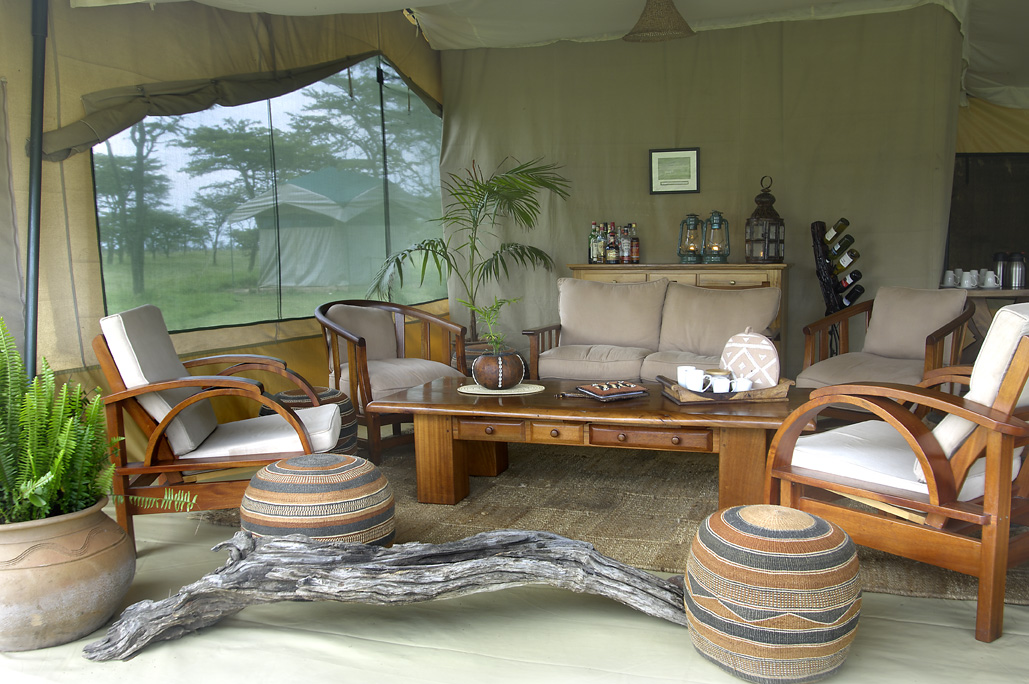 Fly Camping, Gold eco-rated, Kenia, Kicheche Bush Camp, Kicheche Camps, Masai Mara, Motorgie Prärie, Nachhaltig, Olare Motorgie Conservancy, Fenster, Lounge, Moskitonetze, Sessel, Sofa, Teppiche, Wein, Afrikarma, Afrikarma Safaris, Afrikarma Safaris – Wildnis. Hautnah., afrikarma.de