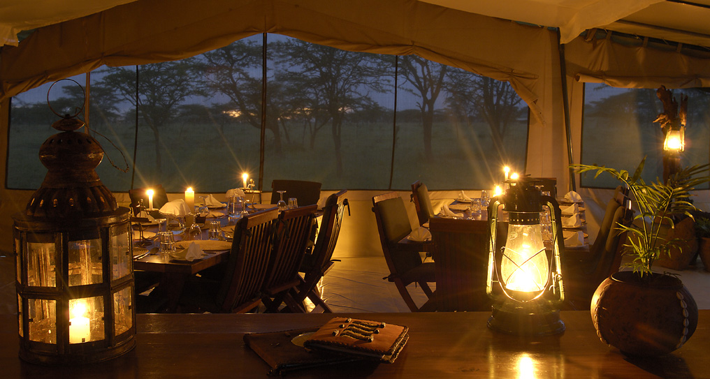 Fly Camping, Gold eco-rated, Kenia, Kicheche Bush Camp, Kicheche Camps, Masai Mara, Motorgie Prärie, Nachhaltig, Olare Motorgie Conservancy, Dinner, Gruppentische, Kerzenschein, Speisezelt, Stühle, Tische, Zentrale Einrichtungen, Afrikarma, Afrikarma Safaris, Afrikarma Safaris – Wildnis. Hautnah., afrikarma.de