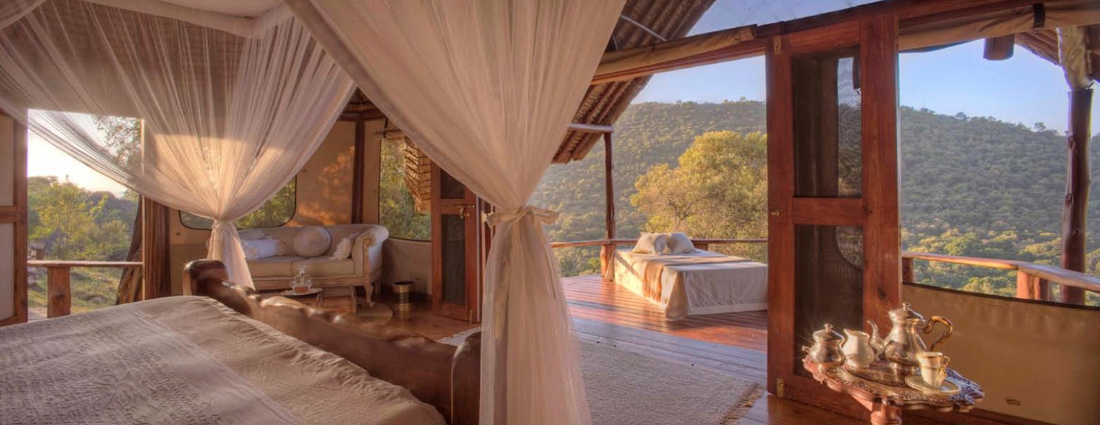 Saruni Mara Camp, Masai Mara, Safari Camp, Saruni, Doppelbett, Gästechalet, lick, Love Shack, Moskitonetz, Panorama, Private Veranda, afrikarma, afrikarma safaris, afrikarma.de